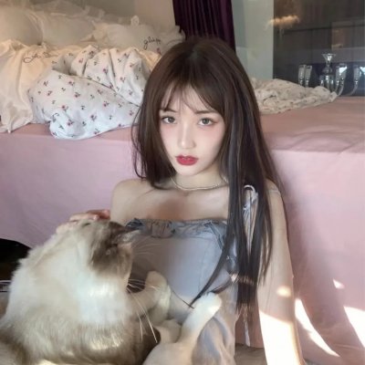 她背后的那双手